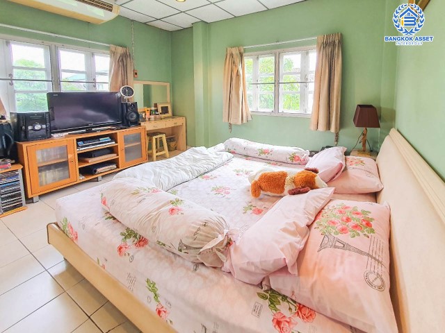 *****ทาวน์เฮ้าส์มือสอง ย่านบางแค ม.เศรษฐกิจ พุทธมณฑลสาย3 เนื้อที่กว้าง 28 ตร.ว. ฟังก์ชัน 3 ห้องนอน 2 ห้องน้ำ ภายในสภาพสวย กว้างขวางพื้นที่ใช้สอยเยอะ ตั้งบนทำเลแห่งการเดินทาง ใกล้ส่วนต่อขยายรถไฟฟ้าสายสีน้ำเงิน "สถานีหลักสอง" และทางด่วน "ศรีรัช" จองเลย!